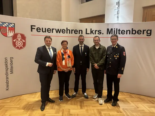 von links: Landrat Björn Bartels, Kreisrätin Petra Münzel, Altlandrat Jens Marco Scherf, Kreisrat Peter Weis, Kreisbrandrat Martin Spilger | Foto: BÜNDNIS 90/DIE GRÜNEN