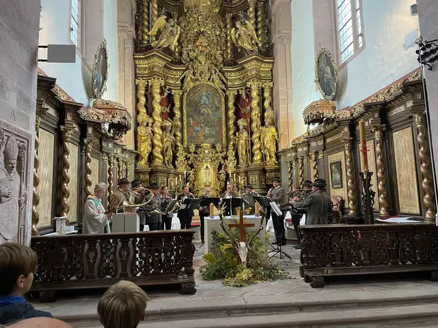 Die festlichen Klänge der Wertheimer Jagdhornbläser breiteten sich im weiten Kirchenraum aus, wurden von den historischen Mauern aufgenommen und vielfach zurückgeworfen.

Die wohlklingende Akustik der Klosterkirche verlieh den musikalischen Beiträgen eine beeindruckende Tiefe und Klangfülle. Hörbar wurde dabei die jahrhundertealte Verbindung von Jagdkultur, Naturverbundenheit und Dankbarkeit für die Schöpfung. Die Musik wirkte nicht nur als feierliche Umrahmung, sondern als eigenständiger Teil der Verkündigung