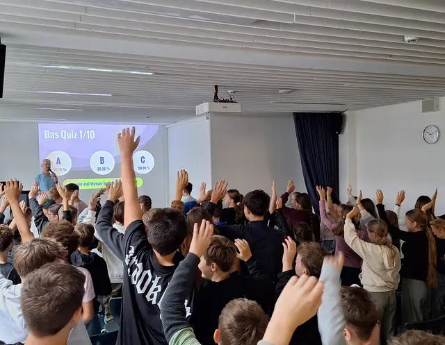 Begeistert rätseln Schülerinnen und Schüler des KEG bei einem Quiz rund um das Thema Wasser | Foto: Heike Balling