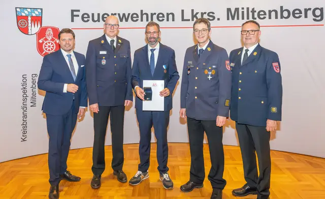 Übergabe der Bayerischen Feuerwehr-Ehrenmedaille mit (von links) Landrat Björn Bartels, Kreisbrandinspektor Hauke Muders, Altlandrat Jens Marco Scherf, Kreisbrandrat Martin Spilger und Kreisbrandinspektor Albert Klug.  | Foto: Winfried Zang