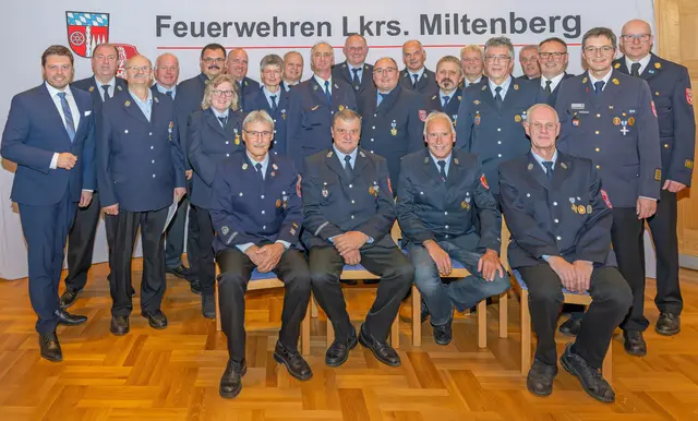 Die für 40 und 50 Jahre aktiven Feuerwehrdienst Geehrten mit Landrat Björn Bartels (links) sowie (von rechts) Kreisbrandinspektor Hauke Muders, Kreisbrandrat Martin Spilger und Kreisbrandinspektor Albert Klug. | Foto: Winfried Zang