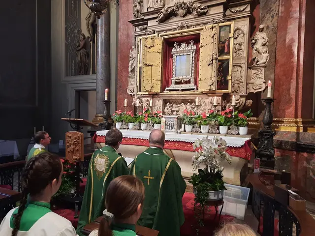 Festlicher Abschlussgottesdienst in der Wallfahrtsbasilika Walldürn mit Schlussgebet zum Ende der Wallfahrtssaison 2026 vor dem Blutaltar. | Foto: Achim Dörr