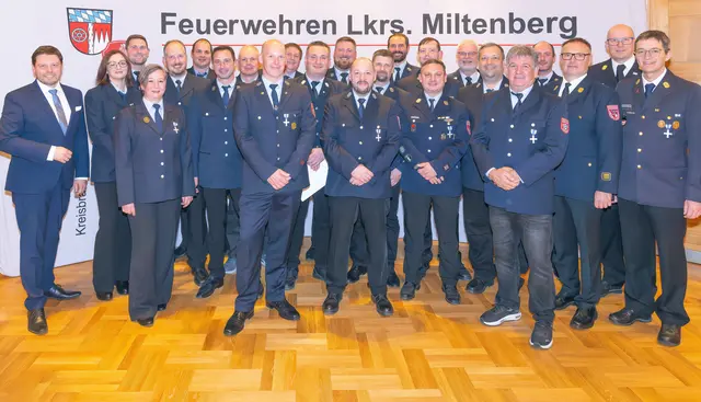 Die für 25 Jahre aktiven Feuerwehrdienst Geehrten mit Landrat Björn Bartels (links) sowie (von rechts) Kreisbrandrat Martin Spilger und die Kreisbrandinspektoren Hauke Muders und Albert Klug.  | Foto: Winfried Zang