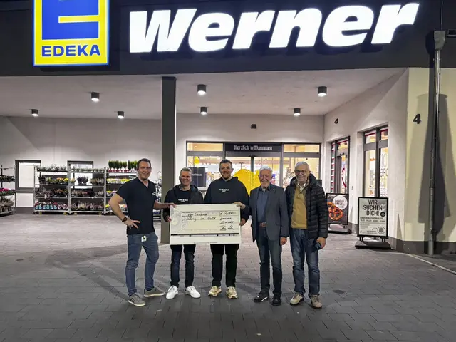 Von links: EDEKA-Inhaber Rico Werner, die Festivalorganisatoren Jannik Straub und Hannes Heller, Lions-Präsident Prof. Gerhard Ziegmann sowie Waldemar Stockert vom Lions Club Amorbach-Miltenberg. | Foto: Rico Werner