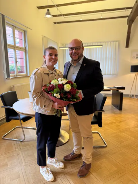Das Bild zeigt Sara Djapa bei der Gratulation durch Bürgermeister Meikel Dörr im Rathaus der Stadt Walldürn