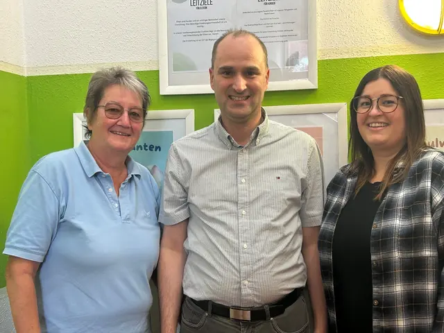Kirchenpflegerin Irmgard Heines-Brauner (links) übergibt die KiTa Spatzennest an Bürgermeister Markus Krebs und Leitung Julia Weber 