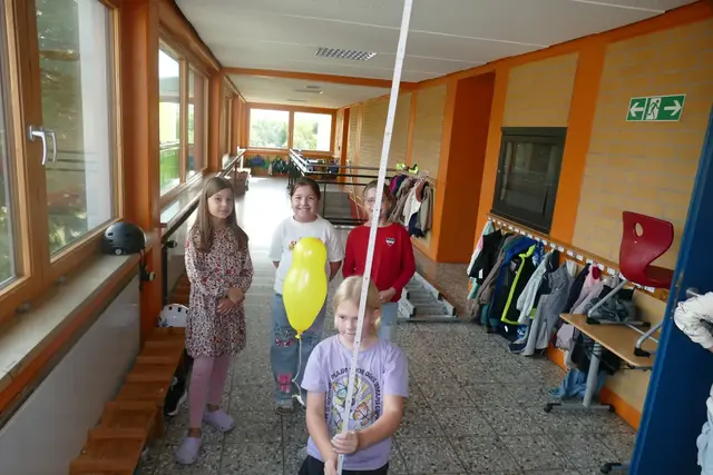 Die Viertklässler der Grundschule Dorfprozelten erlebten dank der Jungen Forscher Main-Tauber e.V. Freudenberg einen Schulvormittag rund um eigene Forschungsprojekte wie zum halbschwebende Heliumballon. 
