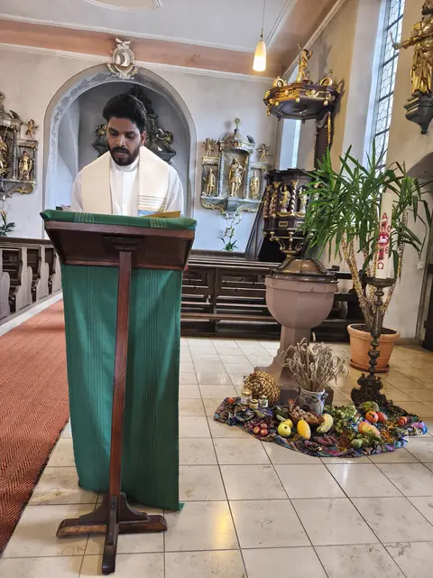 Pater Nidhin bei der Andacht | Foto: Erika Büchler