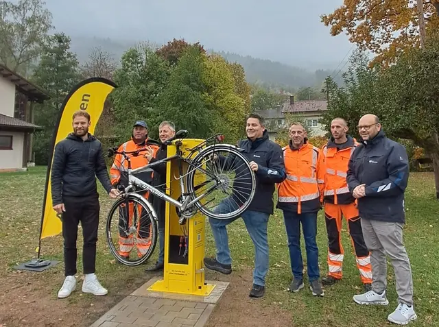 Das Bild zeigt Clemens Weber (Mobilitätsmanager des ADAC Nordbaden e.V.), Rudolf Brandl (ADAC Ortsclub MSC Walldürn e.V.), Heiko Schmitt (Ortsvorsteher Rippberg), Meikel Dörr (Bürgermeister) sowie Mitarbeitende der Stadt Walldürn an der neuen ADAC Radservice-Station