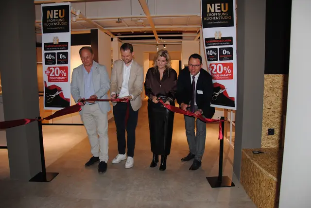 Mit dem Durchschneiden des roten Bandes eröffneten Oberbürgermeister Markus Schlemmer, Geschäftsführer Johannes Hermann, Prokuristin Carolin Hermann-Ott und Hausleiter André Debold (von links) das neue Kempf Küchenstudio. | Foto: Andrea Kaller-Fichtmüller