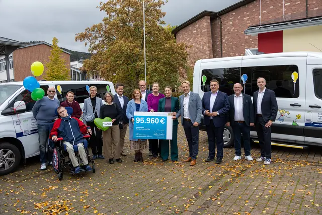 Bild: MdL Martin Stock bei der Übergabe des Förderschecks. Im Hintergrund die beiden geförderten Fahrzeuge. | Foto: Kinder- und Jugendhospizdienst Miltenberg