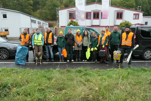 Mitarbeitende des Naturpark Spessart e.V. und der beteiligten Partnerorganisationen sammeln Müll entlang der Straße und des Radwegs zwischen Partenstein und Frammersbach. | Foto: Oliver Kaiser