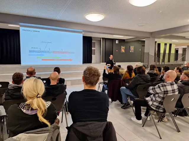 Corina Reichert stellt den Eltern das Programm der Berufsberatung in den 9. Klassen vor. | Foto: Rainer Schäfer