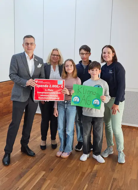 Preisübergabe durch den Vorstandsvorsitzenden der Sparkasse Jürgen Schäfer an die VertreterInnen der Climate-Workers sowie RSRin Silke Bundschuh und RSLin Katrin Förtig | Foto: Jennifer Jungwirth
