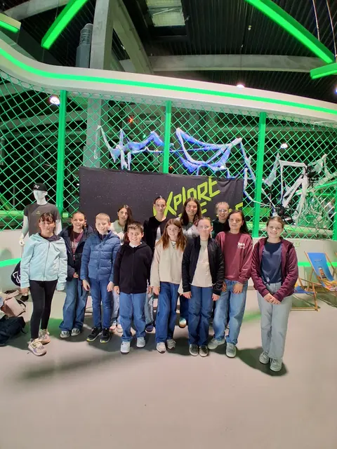 Die Eichenbühler Ministranten in der Trampolinhalle 