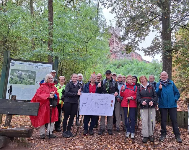 Die Wandergruppe an der Burg Fleckenstein | Foto: Karin Martin