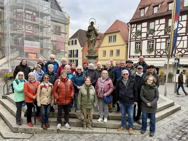 Erinnerungsfoto nach der Stadtführung auf dem Volkacher Marktplatz. Auf dem Foto sind nicht alle Teilnehmerinnen und Teilnehmer des Ausflugs abgebildet, eine Gruppe fehlt. 