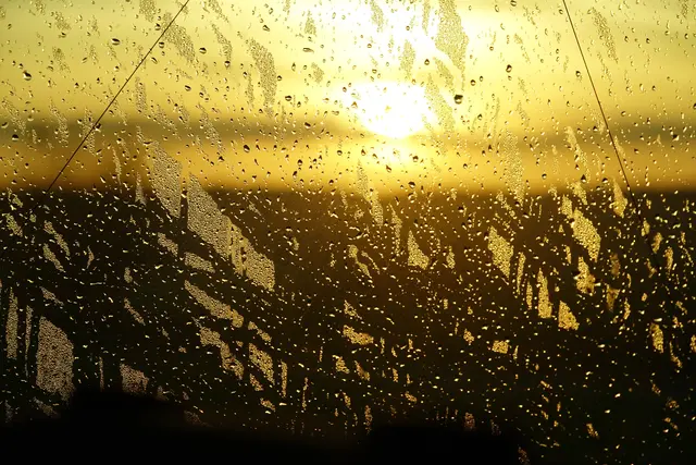 Die Zeitumstellung ist mehr als das Drehen an der Uhr. Sie berührt Schlaf, Gesundheit, Freizeit, Wirtschaft und Mobilität – aber nicht alle Menschen in gleicher Weise. Helle Sommerabende sprechen für die bisherige Regelung; ein stabiler Biorhythmus und weniger organisatorischer Aufwand sprechen dagegen. 
Eine Abschaffung würde den halbjährlichen Wechsel beenden, aber die Grundfrage nicht lösen. Dauerhafte Sommerzeit bedeutete im Winter sehr späte Sonnenaufgänge; dauerhafte Normalzeit würde im Sommer frühere Sonnenaufgänge und weniger Abendlicht bringen. Ein tragfähiger Kompromiss sollte deshalb medizinische Erkenntnisse, regionale Unterschiede und die Abstimmung mit europäischen Nachbarstaaten berücksichtigen. 