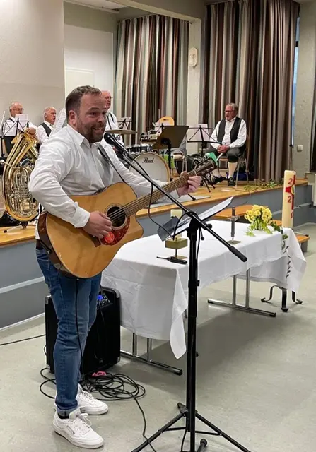 1. Bürgermeister Klaus Helmstetter griff auch zur Gitarre und stimmte ein Lied zum Mitsingen an.  | Foto: Bernd Neuberger