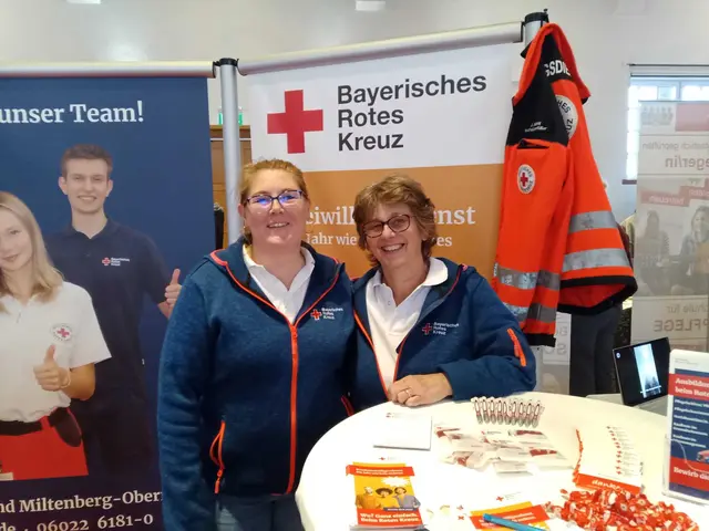 Melanie Adam und Simone Kienleitner vom BRK-Freiwilligendienst freuten sich über das große Interesse.