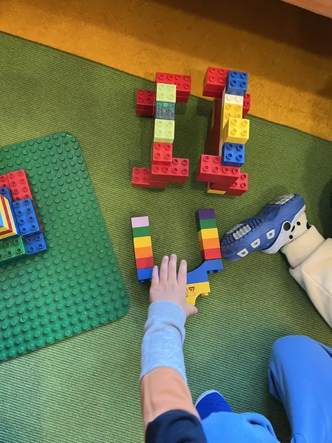 Schülerinnen und Schüler des KEG erhalten einen Einblick in die pädagogische Arbeit im Kindergarten. | Foto: KEG Amorbach