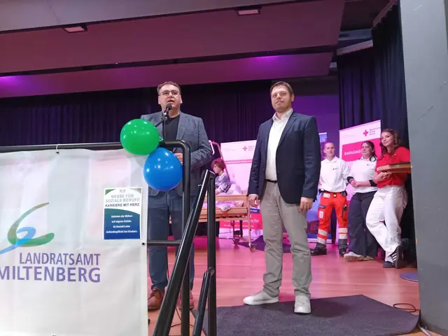 Bürgermeister Thomas Münig (links) und Landrat Björn Bartels (rechts) bei der Eröffnung der Messe „Karriere mit Herz“ im Hofgarten Kleinheubach.