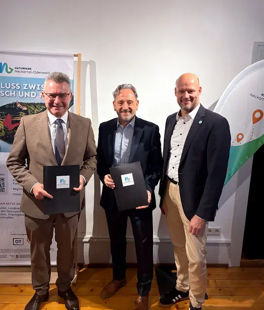 Die Verträge sind unterzeichnet, v. l. n. r.: Landrat Dr. Achim Brötel / Vorsitzender des Naturparks Neckartal-Odenwald e.V.; Sascha Stumpf / Stellvertretender Geschäftsführer AOK-Bezirksdirektion Rhein-Neckar-Odenwald und Paul Siemes / Geschäftsführer des Naturparks Neckartal-Odenwald e.V.
 | Foto: Naturpark Neckartal-Odenwald