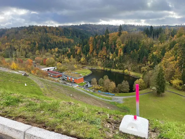 Oktobersonne über der Ködeltalsperre: Die weißen Markierungen an den Hängen dienen der Kontrolle des Geländes und des Dammbereichs. Zusammen mit den freigelegten Uferzonen zeichnen sie derzeit ein gut sichtbares Bild des gesunkenen Wasserstands.