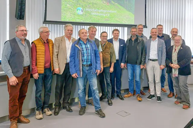 Der neue Vorstand des Landschaftspflegeverbands Miltenberg mit dem neuen Vorsitzenden Landrat Björn Bartels (Siebter von rechts) und seinem verabschiedeten Amtsvorgänger Jens Marco Scherf (rechts daneben).  | Foto: LPV Miltenberg