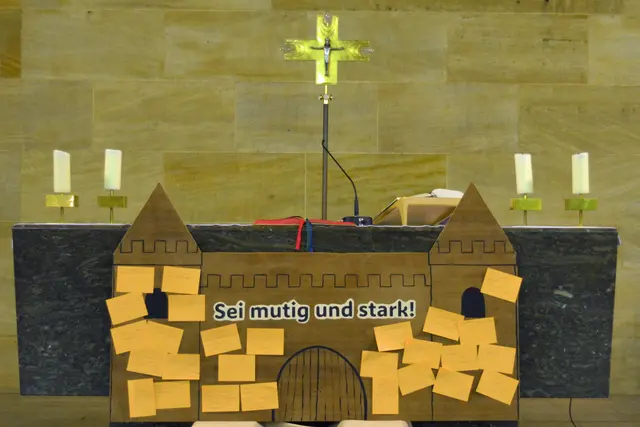 Eine starke Burg als Symbol des Glaubens, verbunden mit dem Motto des Weltmissionssonntags: "Sei mutig und stark" | Foto: Martin Scharbert