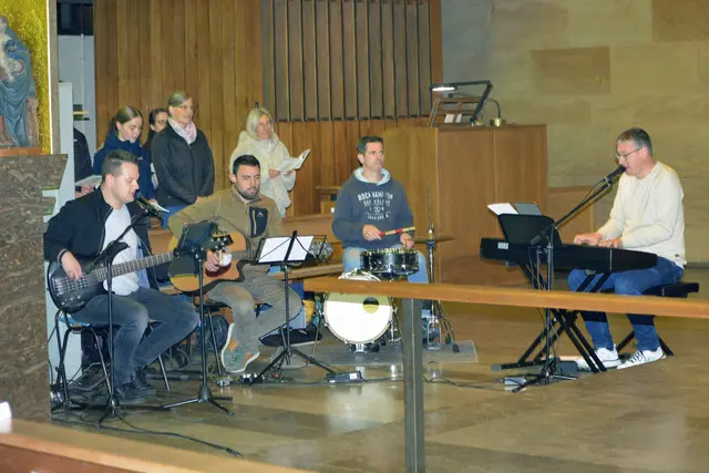 Für die musikalische Gestaltung des Familiengottesdienstes sorgten (von links:) Nicolas Jahn, Matthias Muck, Michael Platz, Tobias Kirchgäßner | Foto: Martin Scharbert