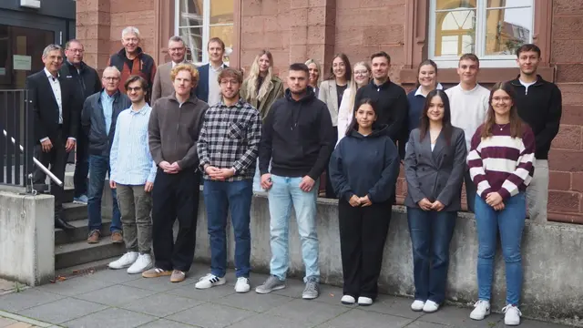 Ihren erfolgreichen Ausbildungsabschluss feierten zehn Auszubildende und Studierende und eine Verwaltungsfachwirtin unter anderem zusammen mit Landrat Dr. Achim Brötel, dem Ersten Landesbeamten Dr. Björn-Christian Kleih, Geschäftsbereichsleiter Peter Fieger und Personalratsvorsitzendem Dieter Gramlich.

 | Foto: Landratsamt Neckar-Odenwald-Kreis