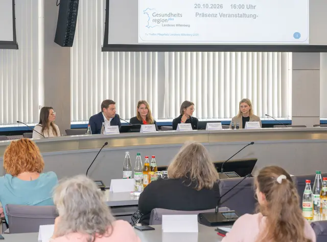 In seiner Begrüßung betonte Landrat Björn Bartels die Bedeutung einer guten digitalen Vernetzung zwischen Pflegeeinrichtungen, Arztpraxen, Apotheken und Krankenhäusern | Foto: Winfried Zang