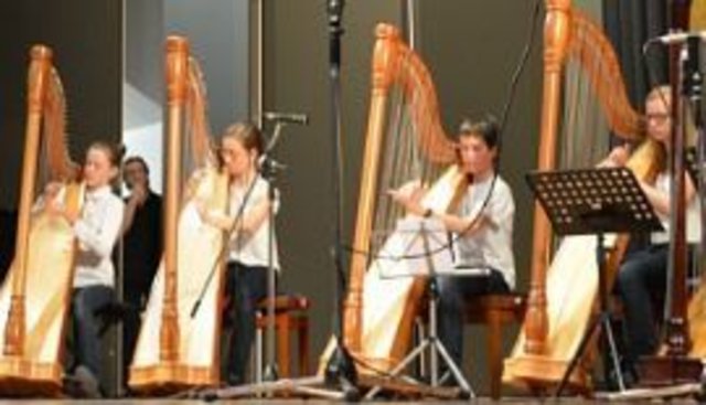 Im Vorprogramm: Das Jugend-Harfenensemble Kleinostheim