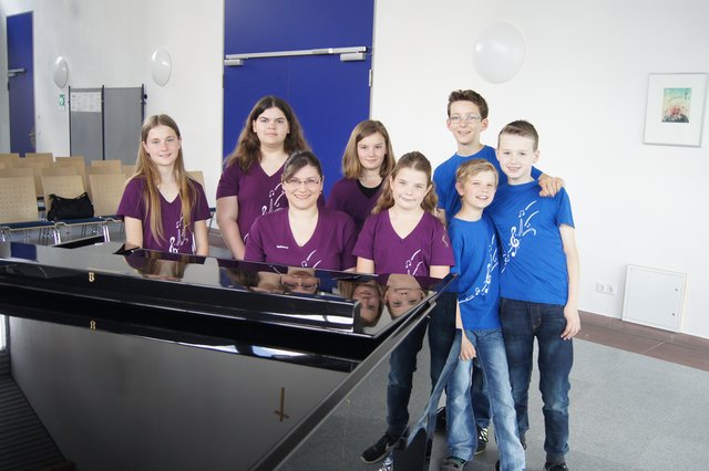 Das Bild zeigt den Jugendchor "Magic Voices" mit Chorleiterin Rebecca Schmitt beim Wertungssingen im Mai 2017.
