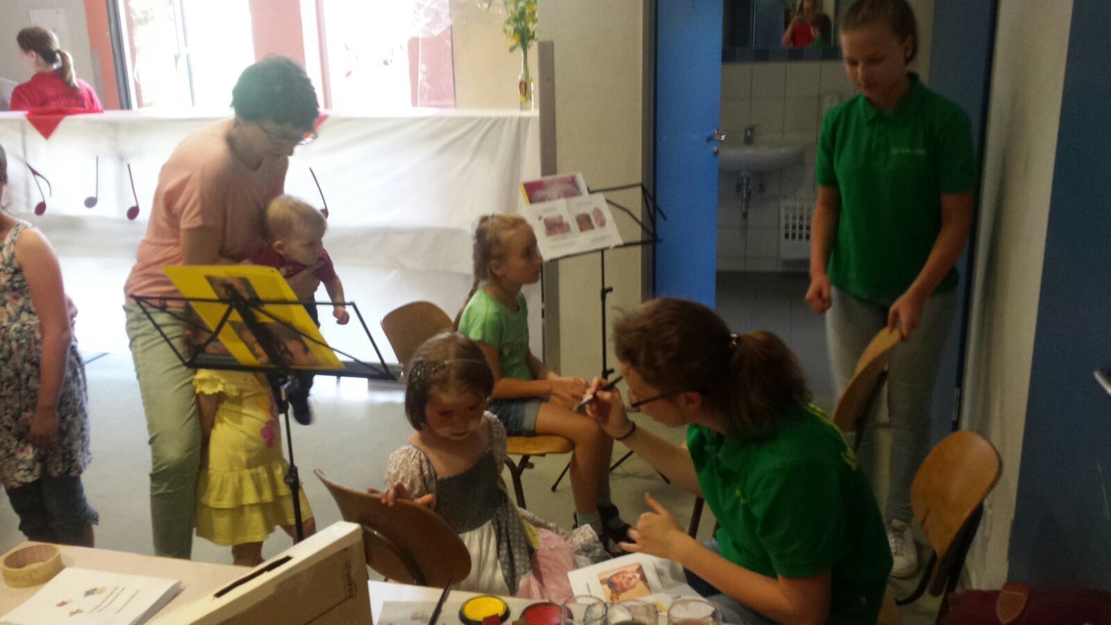 Kinderschminken beim Sommerfest 2016.