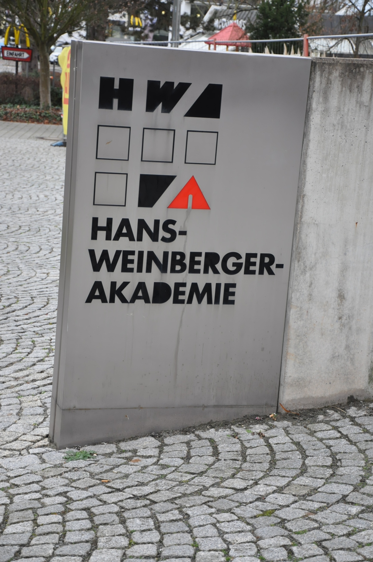 bildet Physiotherapeuten aus.
