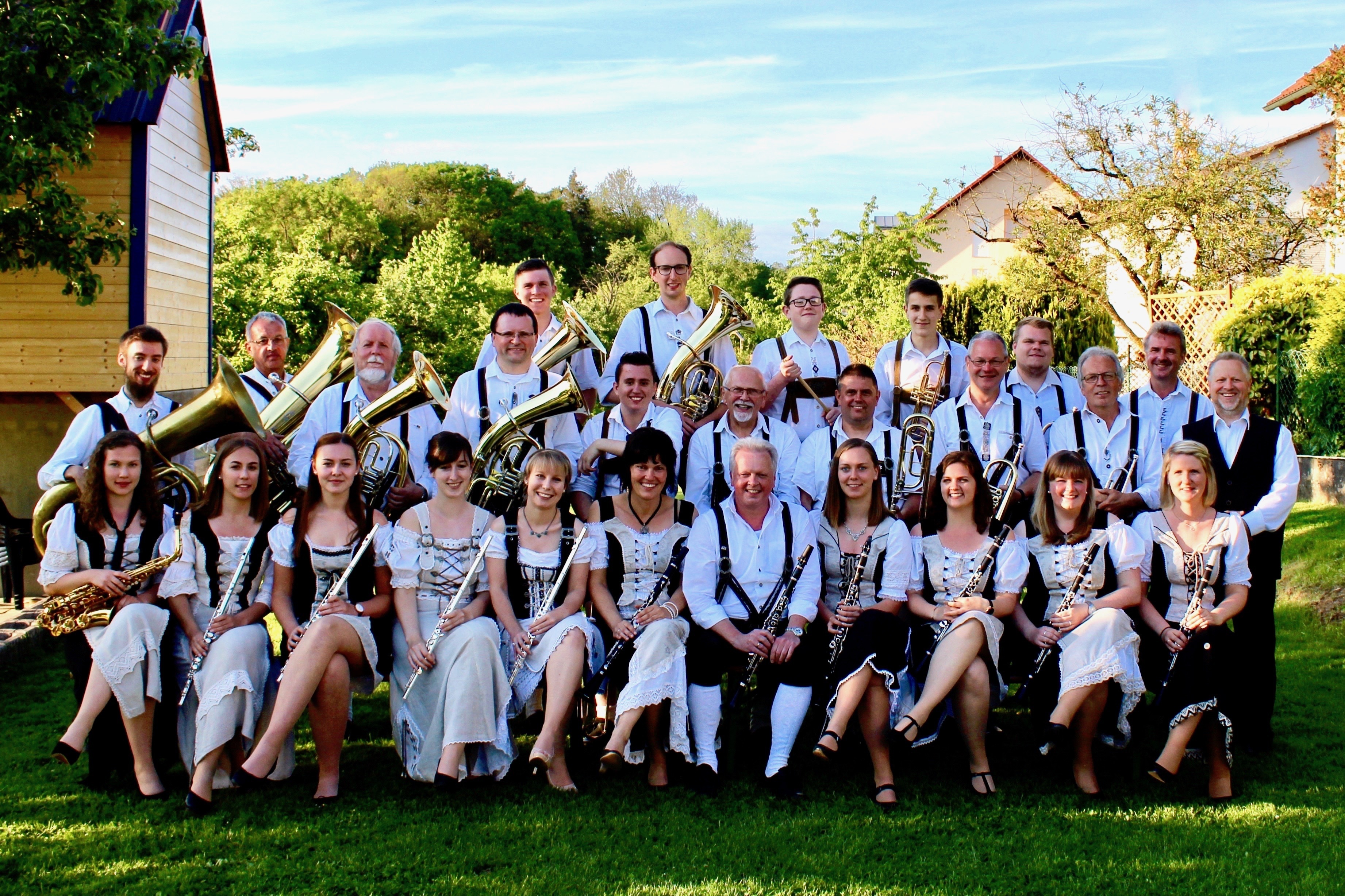 Die Musikkapelle "Eintracht" Mechenhard mit Dirigent Marcus Greim (rechts) gestaltet zusammen mit Chor und Jugendensemble des Vereins die Serenade im Winzerhof am Sonntag, 13. Mai 2018, im Weingut Zöller.
