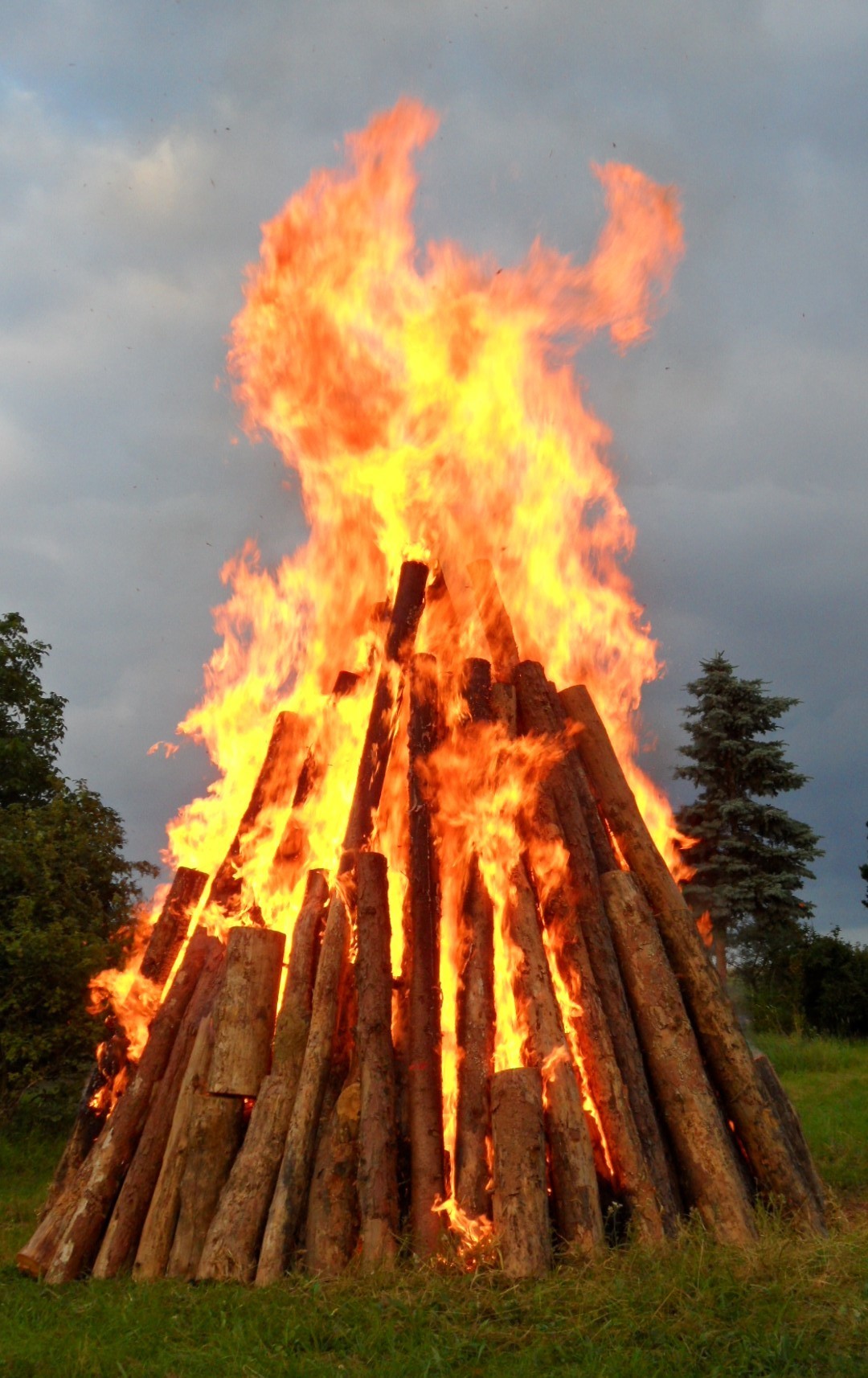 Das traditionelle Feuer ist entfacht