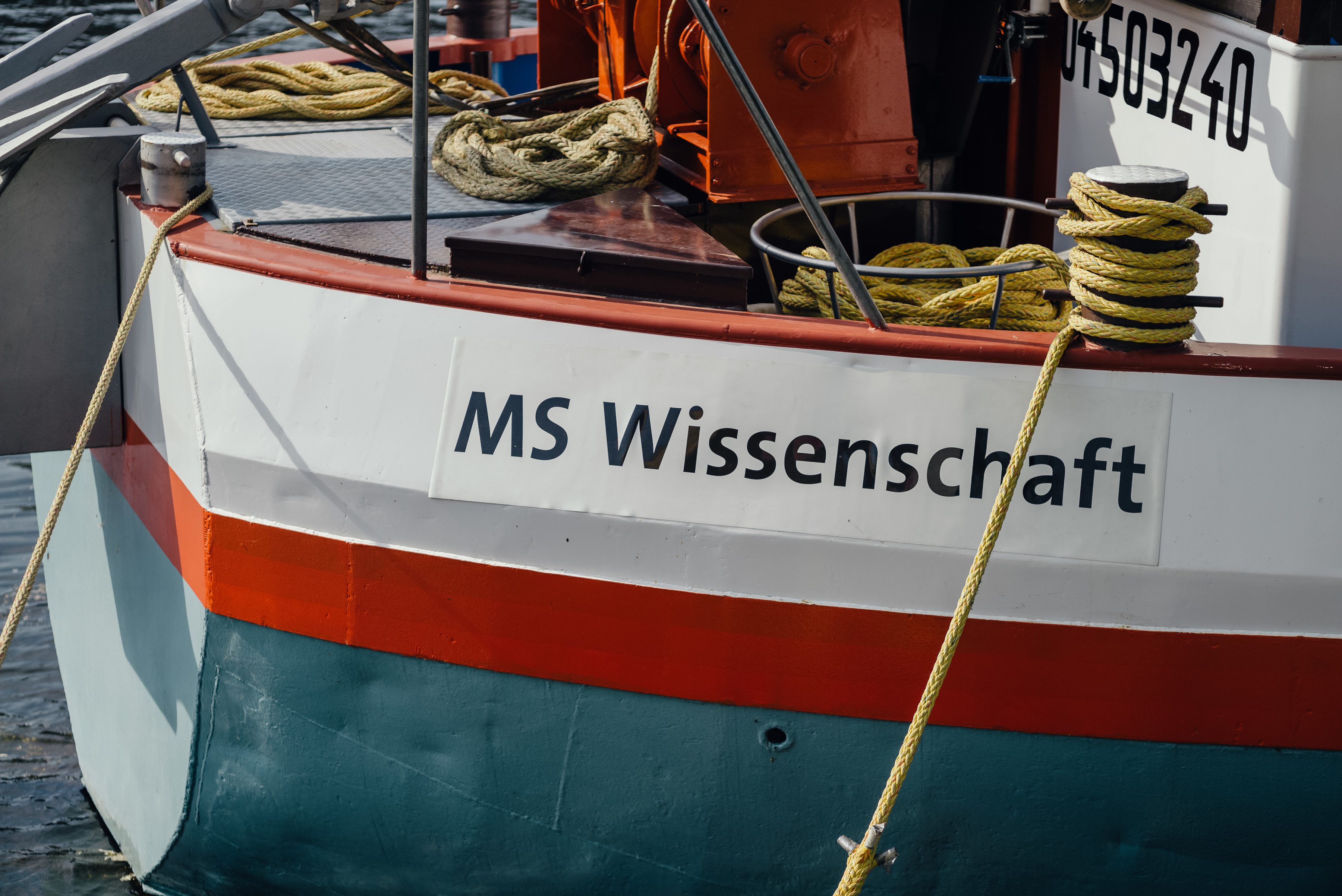 Früher mit Kohle und Containern in ganz Europa unterwegs, heute ein schwimmendes Science Center: Das Ausstellungsschiff MS Wissenschaft.