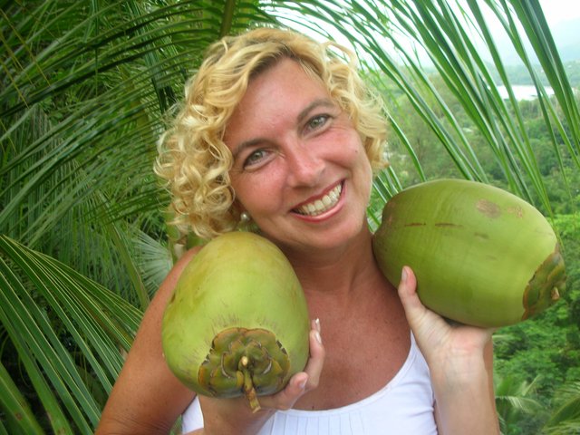 Heike Mallad mit Kokosnüssen aus eigenem Anbau