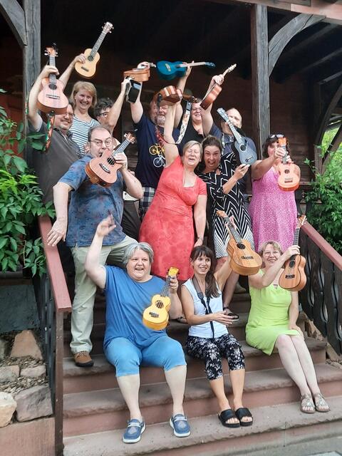 Teilnehmer des Workshops "Ukulele for Beginners" mit Kursleiterin Sabine Geis (rotes Kleid) | Foto: Wanderverein Mömlingen