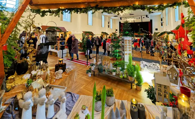Der Weihnachtsmarkt der Kurverwaltung findet im und um das Kurhaus statt. | Foto: Kurverwaltung
