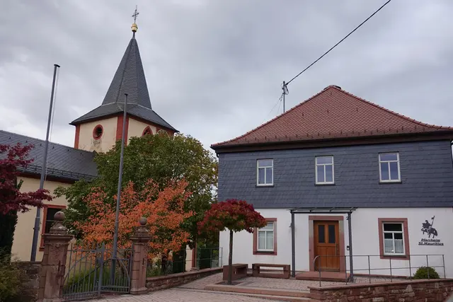 Kirche und Pfarrheim in Heppdiel