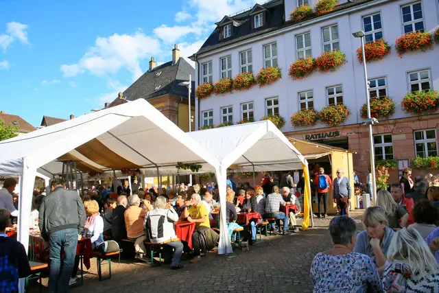 Weinspezialitäten der Region und fränkische Köstlichkeiten auf dem Engelplatz. | Foto: Thomas Klewar
