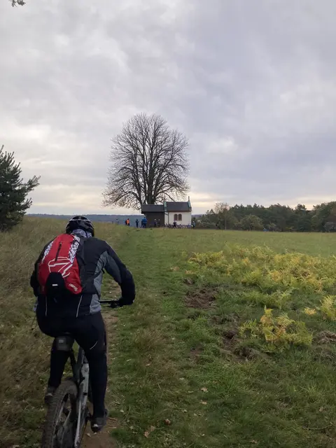 Das Bild zeigt die Anfahrt zur Kapelle „Herrin der Berge“ während der Mountainbikewallfahrt 2025