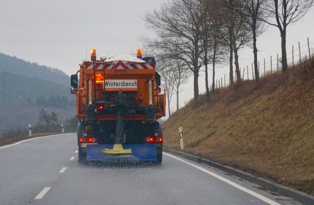 Winterdienst in Aktion. Gesehen zwischen Miltenberg und Eichenbühl im Erftal. Streufahrzeug unterwegs.