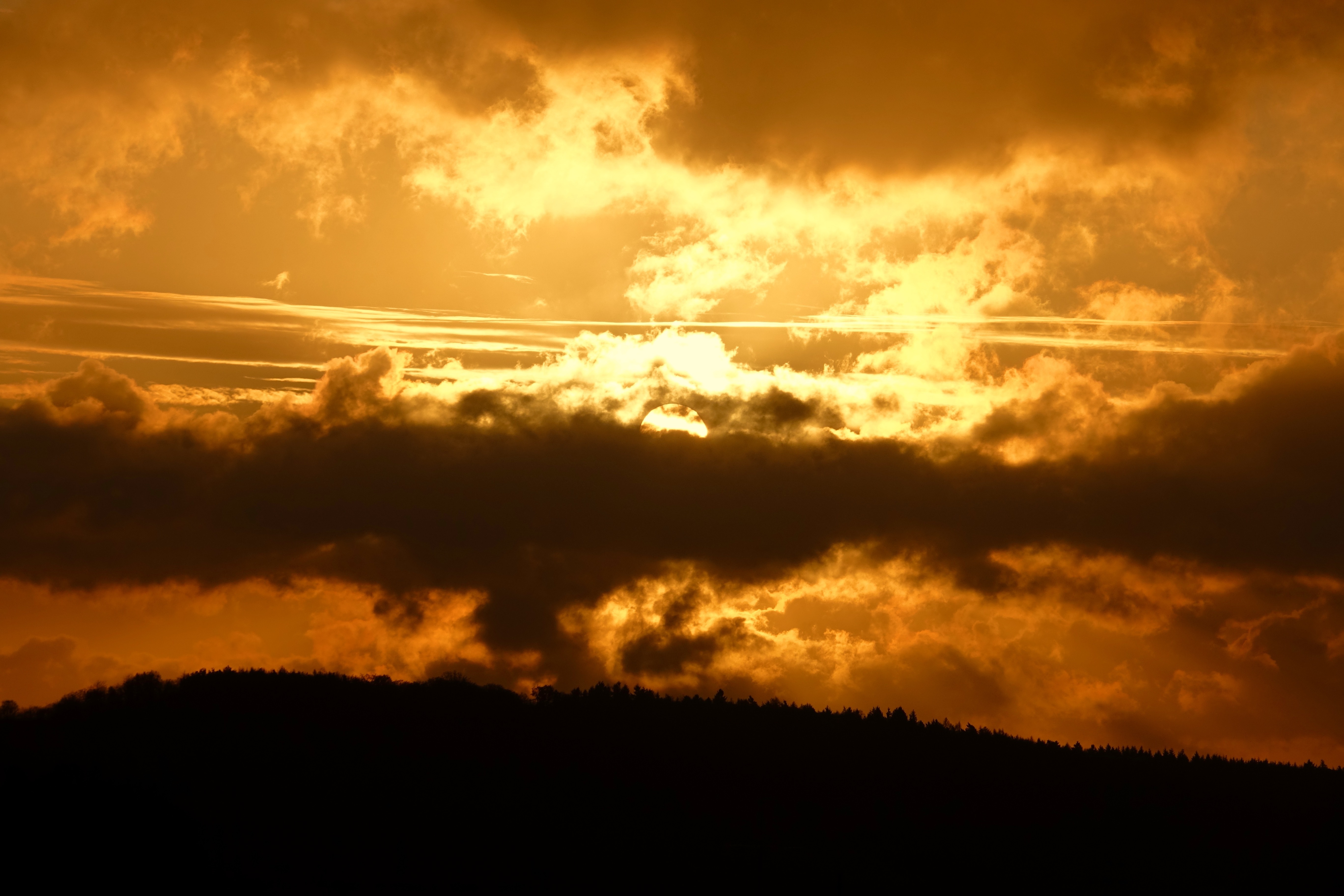 Versteckspiel der Sonne am Himmel über Eichenbühl-Heppdiel im Bayerischen Odenwald. - Foto Roland Schönmüller