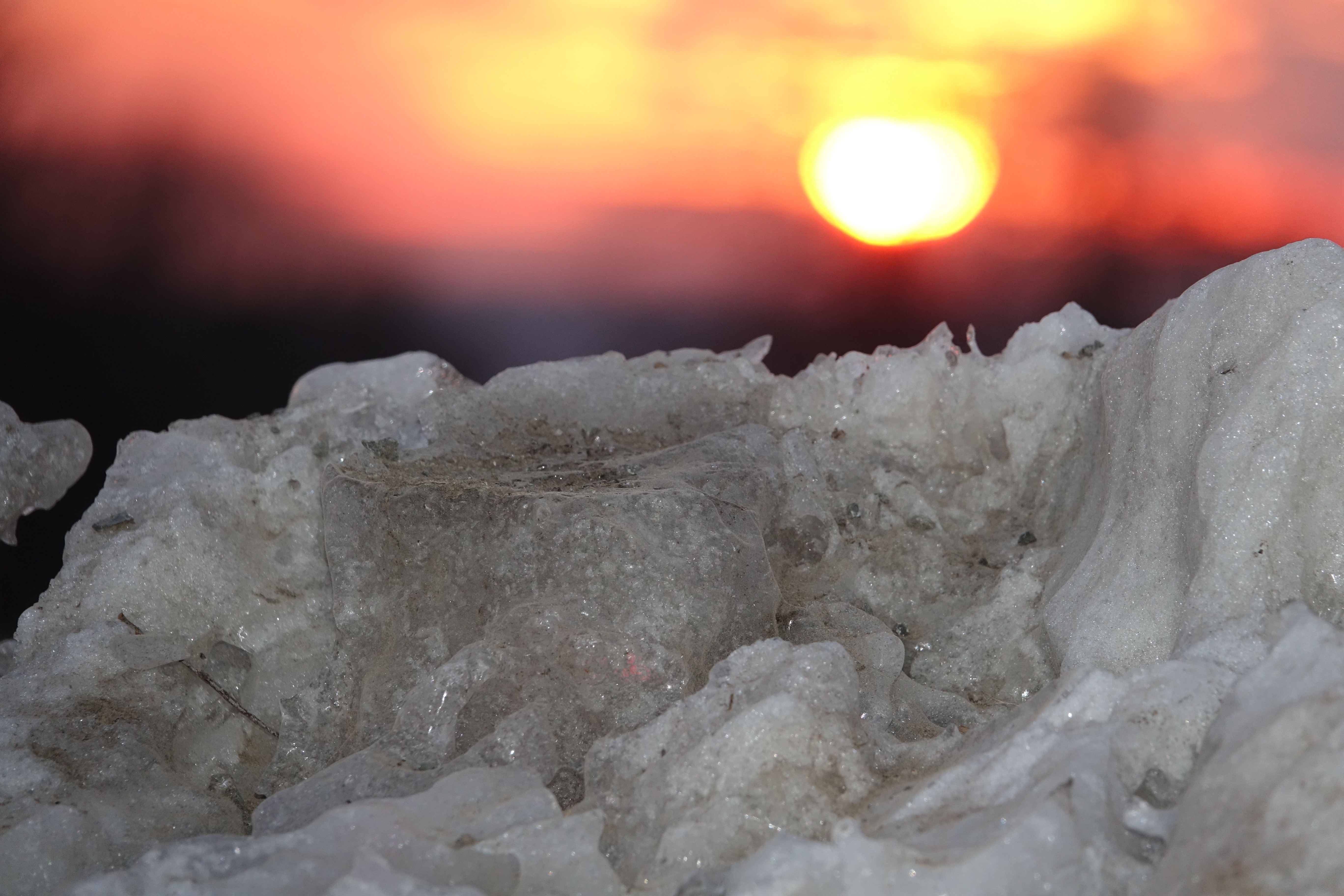 Eiskalter März-Morgen bei Miltenberg, Unterfranken. Gesehen am 2.3.2018 kurz nach Sonnenaufgang (7.15 h) mit Schneeresten von letzter Woche. Hoffnungsschimmer trotz einer Minustemperatur von acht Grad Celsius verbreiten nicht nur der neue Tag,vielleicht mit etwas wärmenden Sonnenstrahlen, sondern auch die Bauernregel: "An Kunigund (3.März) kommt die Wärm' von unt"!