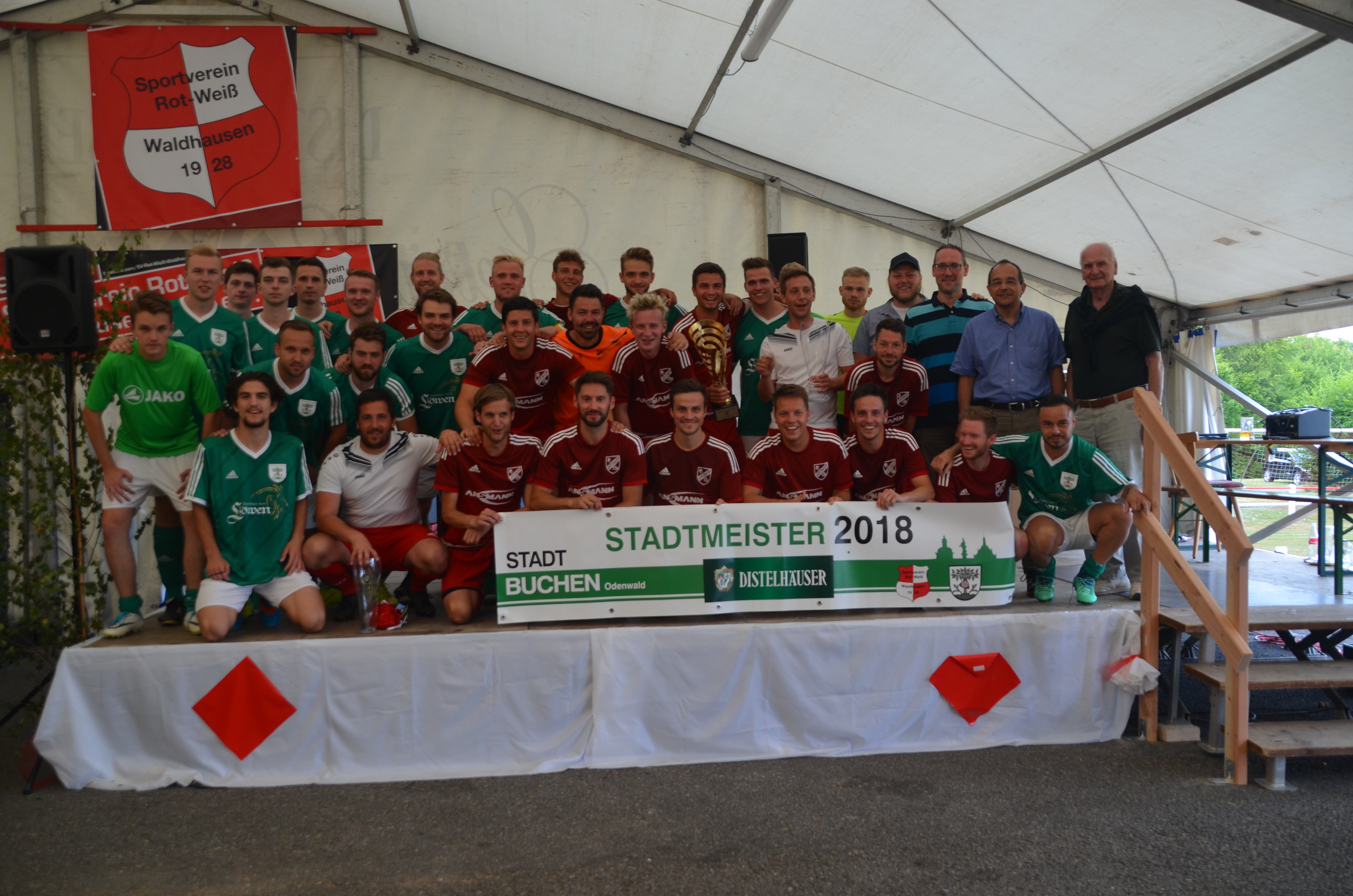 Unser Bild zeigt die Siegermannschaft 2018, die SG Götzingen/Eberstadt sowie den Zweitplatzierten TSV Buchen zusammen mit v.re. Ehrenbürger und Altbürgermeister Josef Frank, dem Initiator der Stadtmeisterschaften, Bürgermeister Roland Burger und den beiden 1. Vorsitzenden des ausrichtenden Vereines SV Rot-Weiß Waldhausen, Alexander Leix und Adrian Weber.